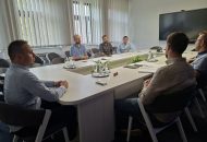 „Prilagodba klimatskim promjenama - Zelena urbana obnova u Slatini - sadnja drveća i postavljanje vrtnih sjenica“ 5 20260821 144220 1024x768