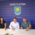 U slatinskoj Gradskoj upravi potpisani ugovori za izvođenje radova u sklopu projekta Rekonstrukcija dijela Trga sv. Josipa u Slatini – projekt „Zajedno na trgu“ 3 naslovna grad trg