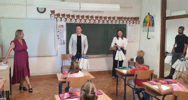 Suradnja Grada Slatine i DND Slatina početak školske godine obilježila radošću i darovima za slatinske prvašiće 2 naslovna dnd grad prvasici