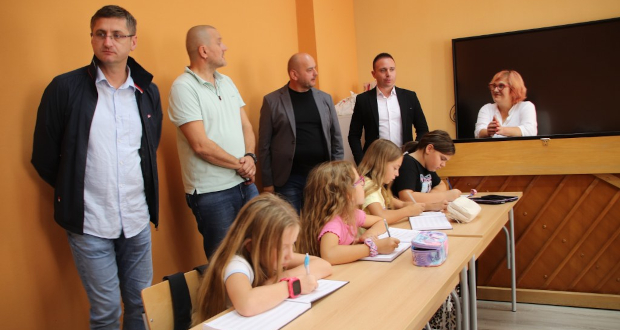U prigodi početka nove školske godine Glazbenu školu Milka Kelemena Slatina posjetio slatinski gradonačelnik Tomo Tomić 8 naslovna gradonacelnik glazbena
