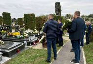 Lampioni i molitva za slatinske branitelje: Uoči Svih svetih položeni vijenci na Gradskom groblju 8 viber slika 2026 10 31 12 05 46 763 1024x576